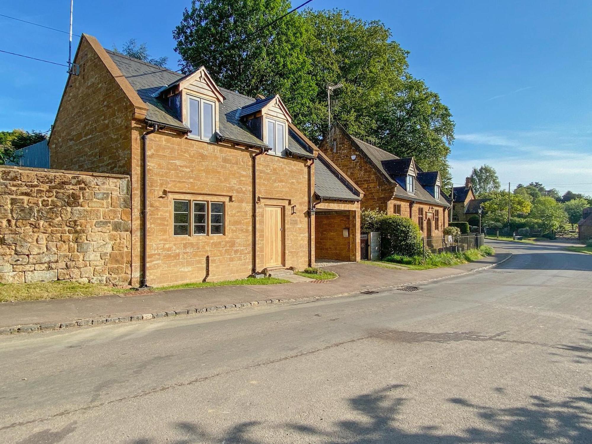 Finch Cottage Farnborough  外观 照片